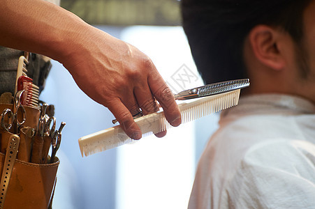 工作年轻人时兴的有发型师剪刀的手图片