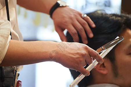 升起时髦的30多岁理发店剪头发男乘客图片