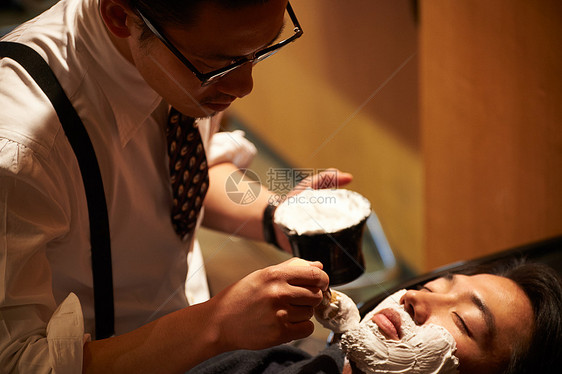 独特风格的人刷子美容院剃须理发师刮男客人图片