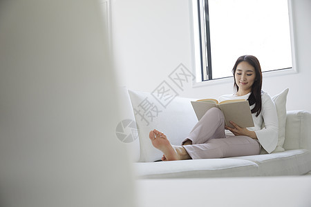 休息看书的居家女性图片