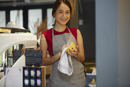 咖啡店认真做咖啡擦杯子的女生背景图片