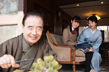 收拾家庭女儿出门上学和父亲收拾盆景背景