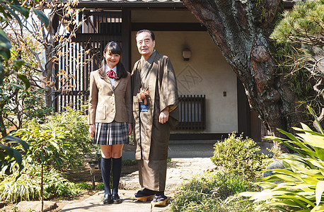长者日式庭园男富裕家庭的入口图片