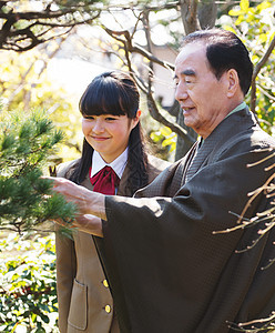 老年的日式庭院羽织一个丰富的家庭花园图片