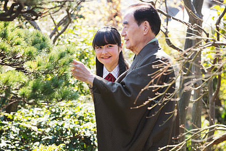 高中女生富人致富一个丰富的家庭花园图片