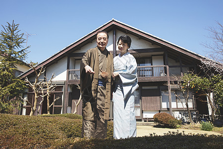 男人和妻子一起住在丰富的家庭住宅图片