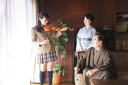 孙女人物客厅丰富的家庭小提琴表演图片