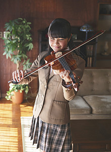 制服客厅女生学习丰富的小提琴的女孩图片