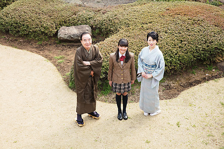日本一家人在散步图片