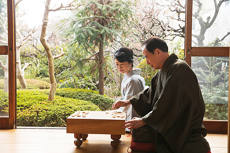 女儿陪着父亲练围棋图片