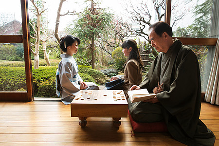 正在下棋的男人图片