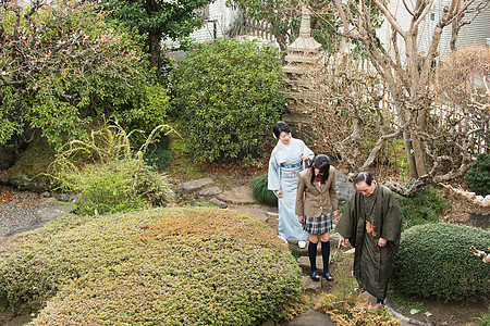 高角女生日本庭院一个丰富的家庭花园图片
