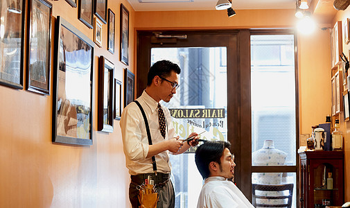 作品割帅在造型方面与美发师协商的男顾客图片