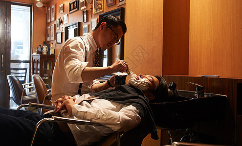 聪明工匠文稿空间剃须理发师刮男客人图片
