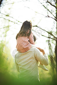 背着女儿的父亲背影图片素材