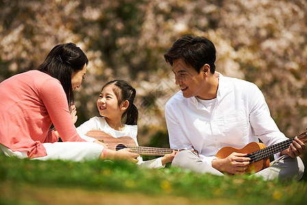 春天户外公园郊游的一家人图片