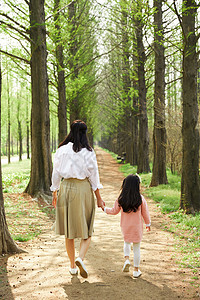 户外公园散步的女儿和母亲图片