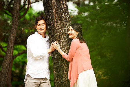 依靠着大树背景