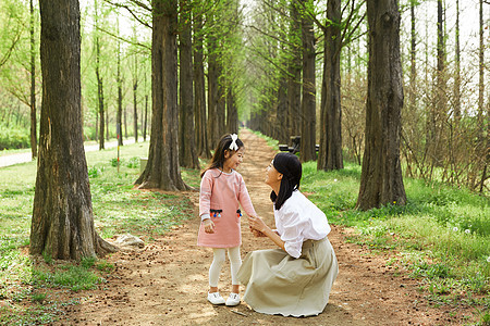 公园玩耍的女儿和母亲图片