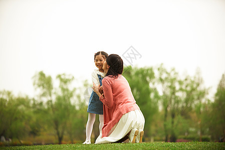 公园郊游玩耍的女儿和母亲图片