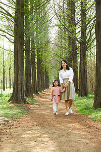 公园里散步游玩的女儿和母亲图片