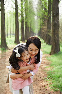公园里散步游玩的女儿和母亲图片