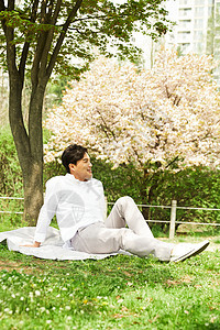 野餐垫上休息的成年男性图片