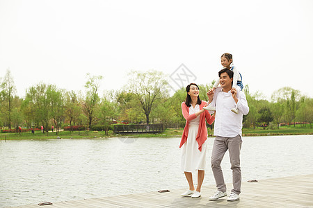 河边散步的一家人图片
