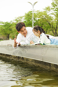 油炸水倾向成年女子爸爸和女儿在公园里图片