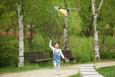 公园里放风筝的小女孩图片