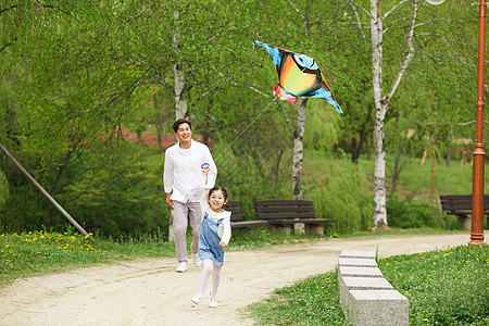 公园放风筝玩耍的父女图片