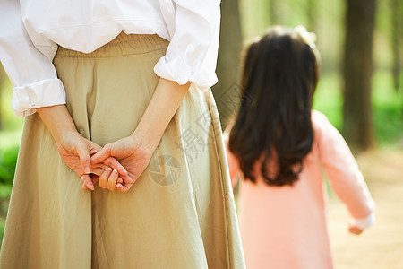 公园里的女儿和母亲背影图片
