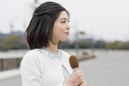 户外播报新闻的女记者形象图片