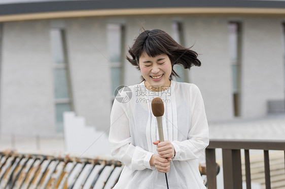 台风天播报新闻的女播音员图片