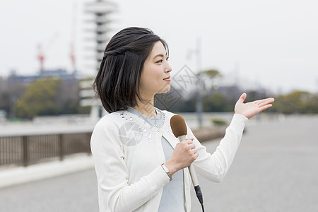 户外播报新闻的女记者图片