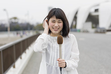 户外天气播报的女记者背景图片