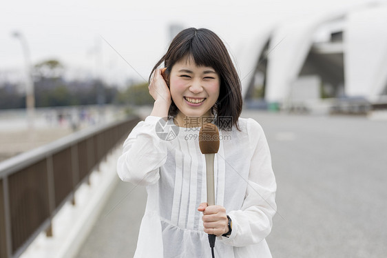 户外天气播报的女记者图片