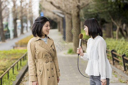 采访路人的女记者图片