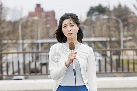 户外天气播报的女记者图片