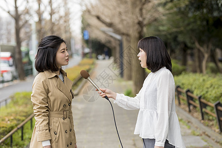 街头采访路人的记者图片