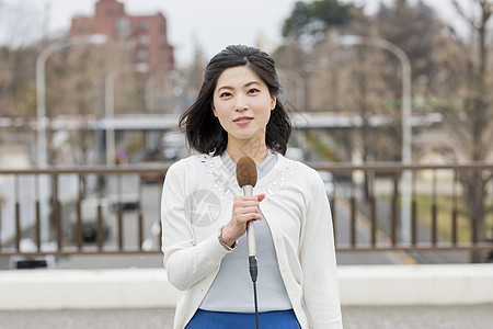 室外寒冷天气播报新闻的女记者图片