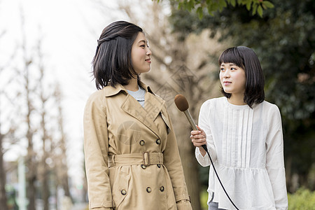 街头采访美女路人的记者图片