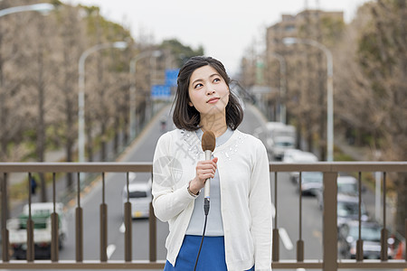 寒冷天气播报新闻的女记者图片