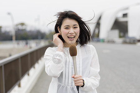 寒冷天气播报新闻的女青年图片