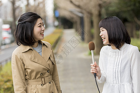 新闻联播播报街头采访的女播音员背景