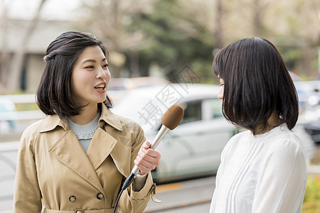 街头采访的女播音员图片