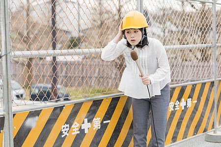 播报建筑工地的女主播图片