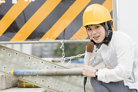 播报建筑工地的女记者图片