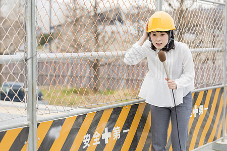 播报建筑工地新闻小心翼翼的女记者图片