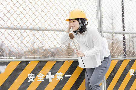 播报建筑工地新闻小心翼翼的女记者图片